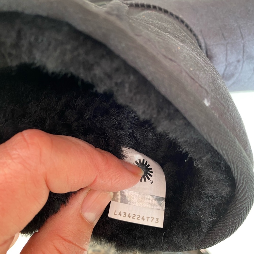 NWOB UGG CLASSIC SHORT BOOTS - Picture 9 of 10